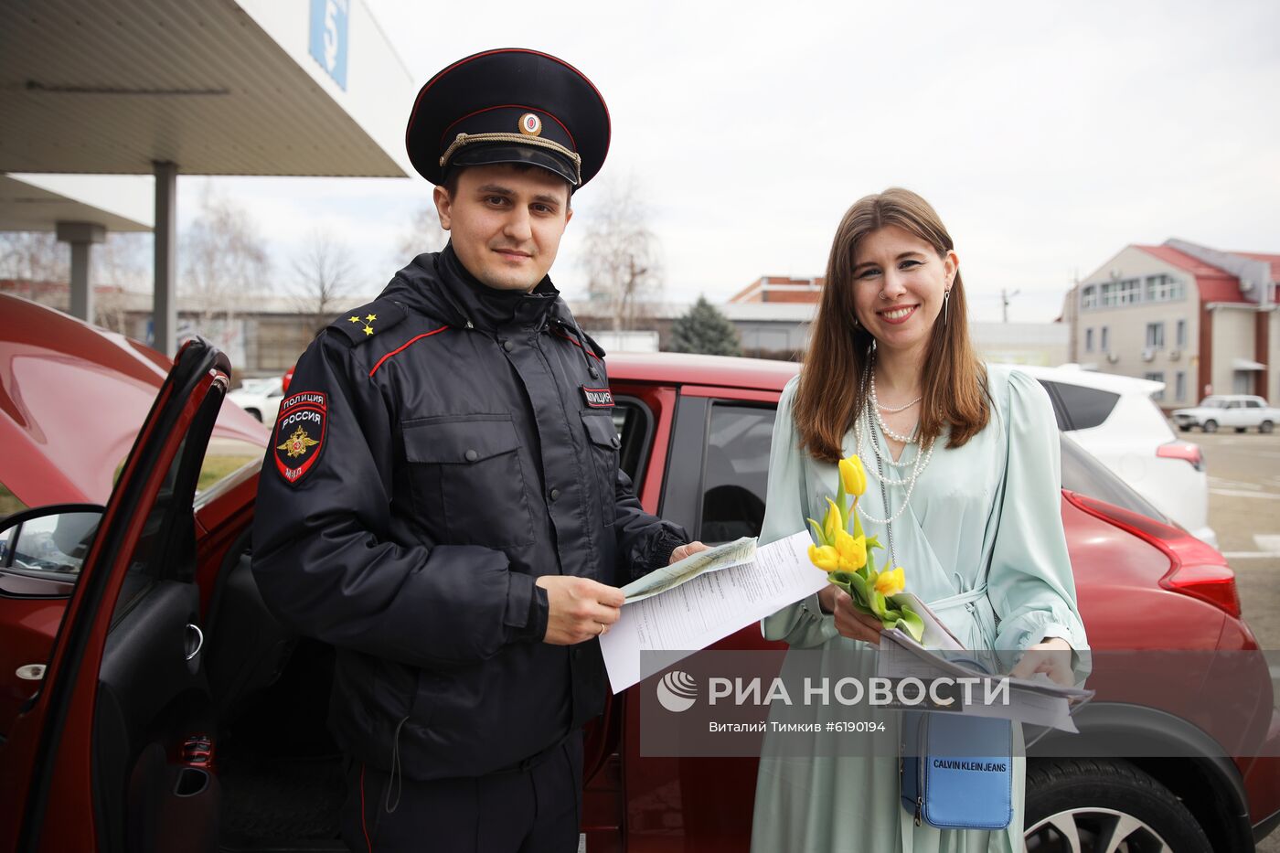 Сотрудники ГИБДД поздравляют женщин в преддверии праздника