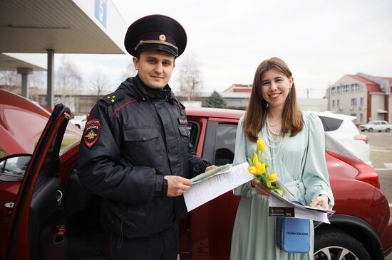 Сотрудники ГИБДД поздравляют женщин в преддверии праздника