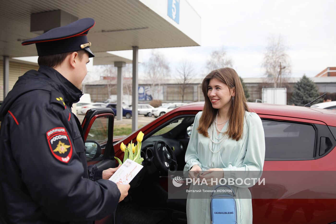 Сотрудники ГИБДД поздравляют женщин в преддверии праздника