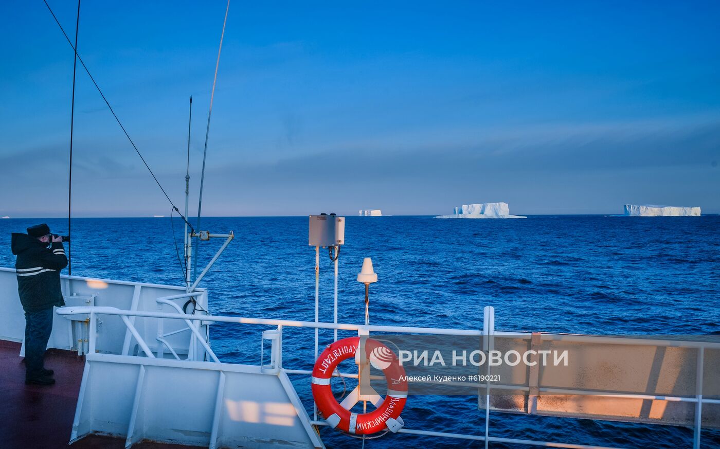 Кругосветная экспедиция на исследовательском судне "Адмирал Владимирский"