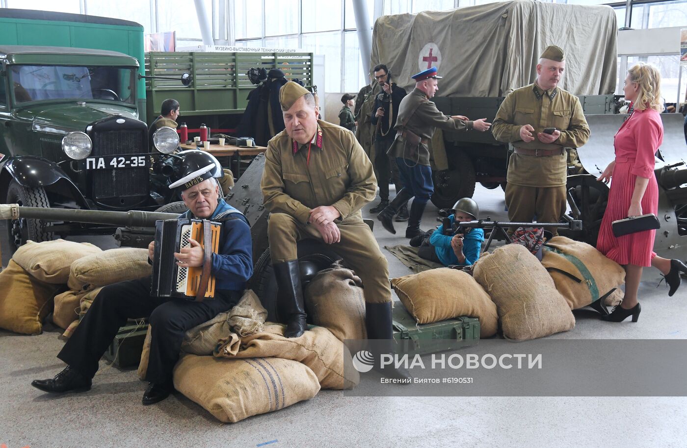 Открытие выставки ретро-автомобилей "Олдтаймер-Галерея"