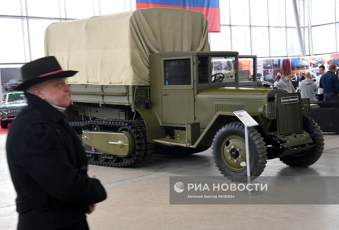 Открытие выставки ретро-автомобилей "Олдтаймер-Галерея"