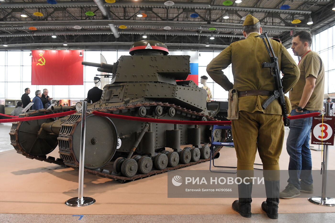 Открытие выставки ретро-автомобилей "Олдтаймер-Галерея"