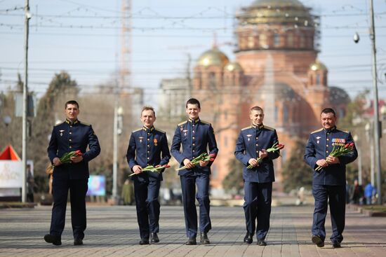 Военные летчики поздравили девушек с наступающим 8 марта