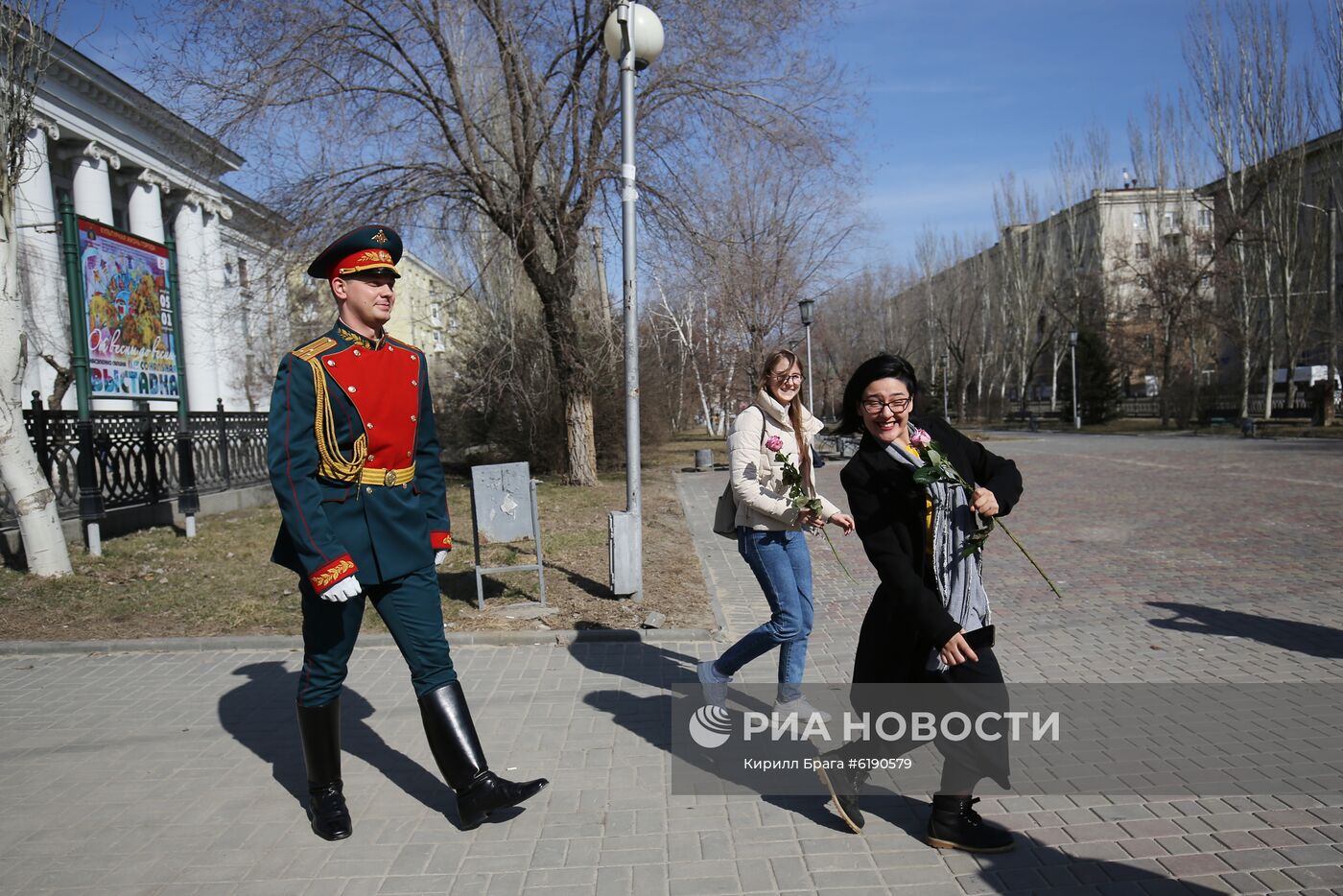 Военные летчики поздравили девушек с наступающим 8 марта