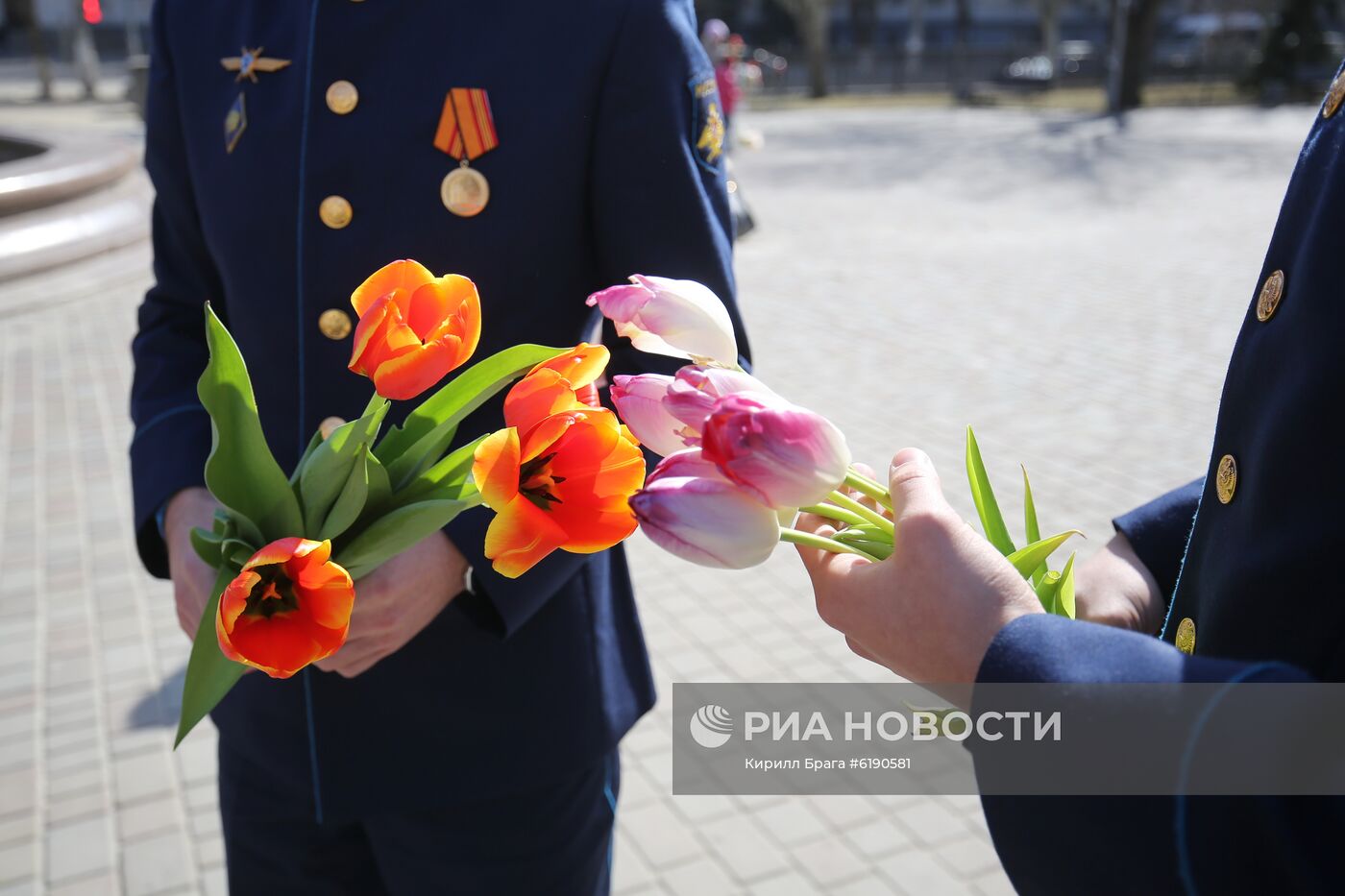 Военные летчики поздравили девушек с наступающим 8 марта