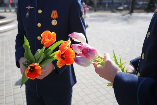 Военные летчики поздравили девушек с наступающим 8 марта