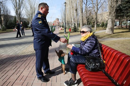 Военные летчики поздравили девушек с наступающим 8 марта