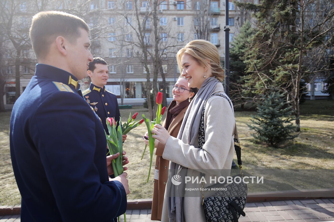 Военные летчики поздравили девушек с наступающим 8 марта