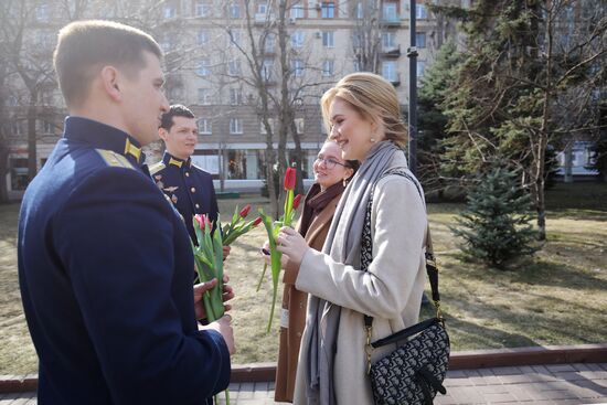 Военные летчики поздравили девушек с наступающим 8 марта