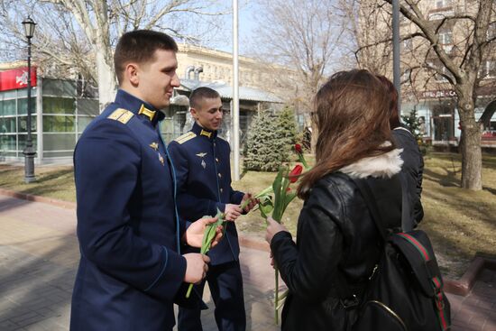 Военные летчики поздравили девушек с наступающим 8 марта