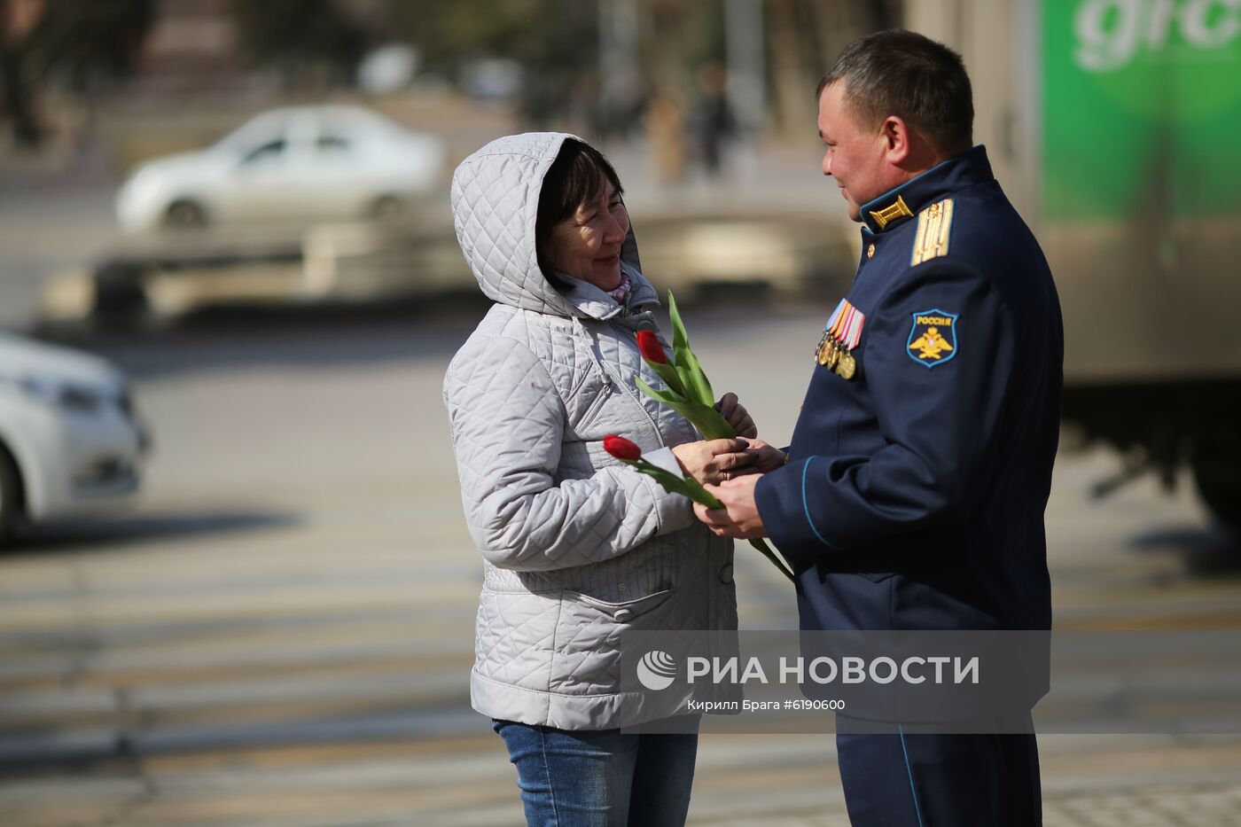 Военные летчики поздравили девушек с наступающим 8 марта