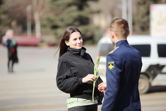 Военные летчики поздравили девушек с наступающим 8 марта