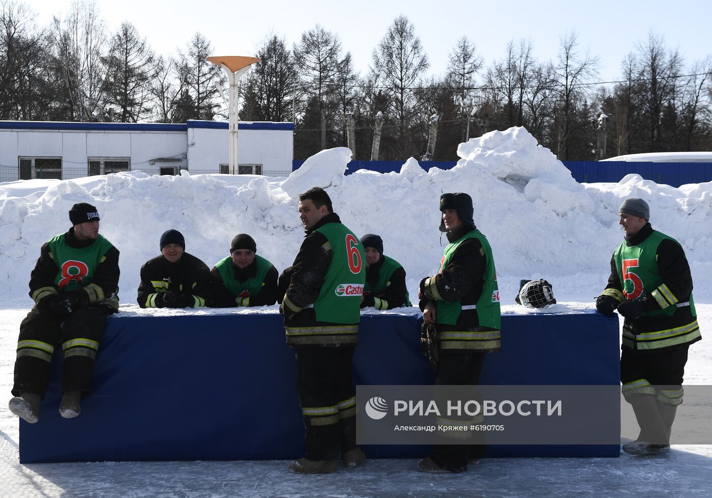 Товарищеский матч пожарных - спасателей  по хоккею в валенках