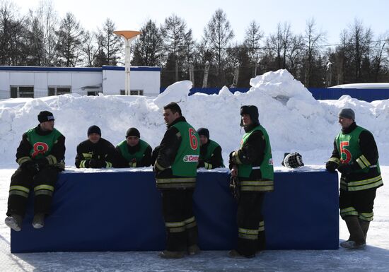 Товарищеский матч пожарных - спасателей  по хоккею в валенках