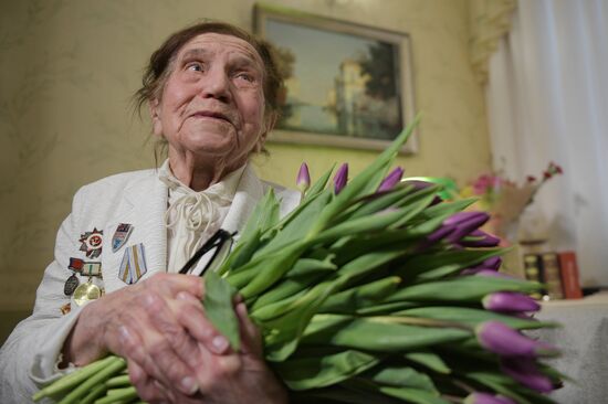 Ветерана Великой Отечественной войны З. Т. Зиновьеву поздравили с 8 Марта