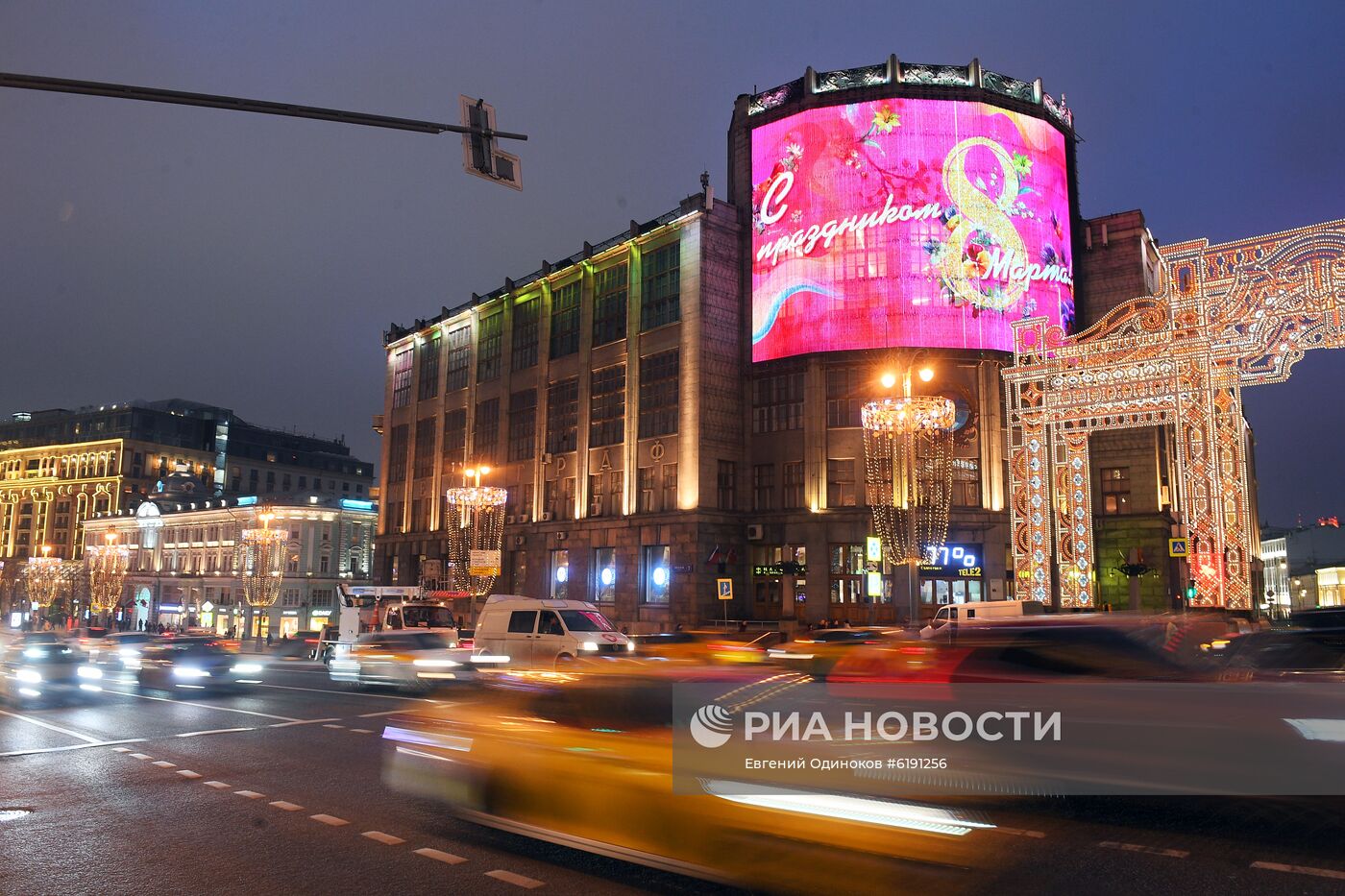 Украшение Москвы к 8 Марта