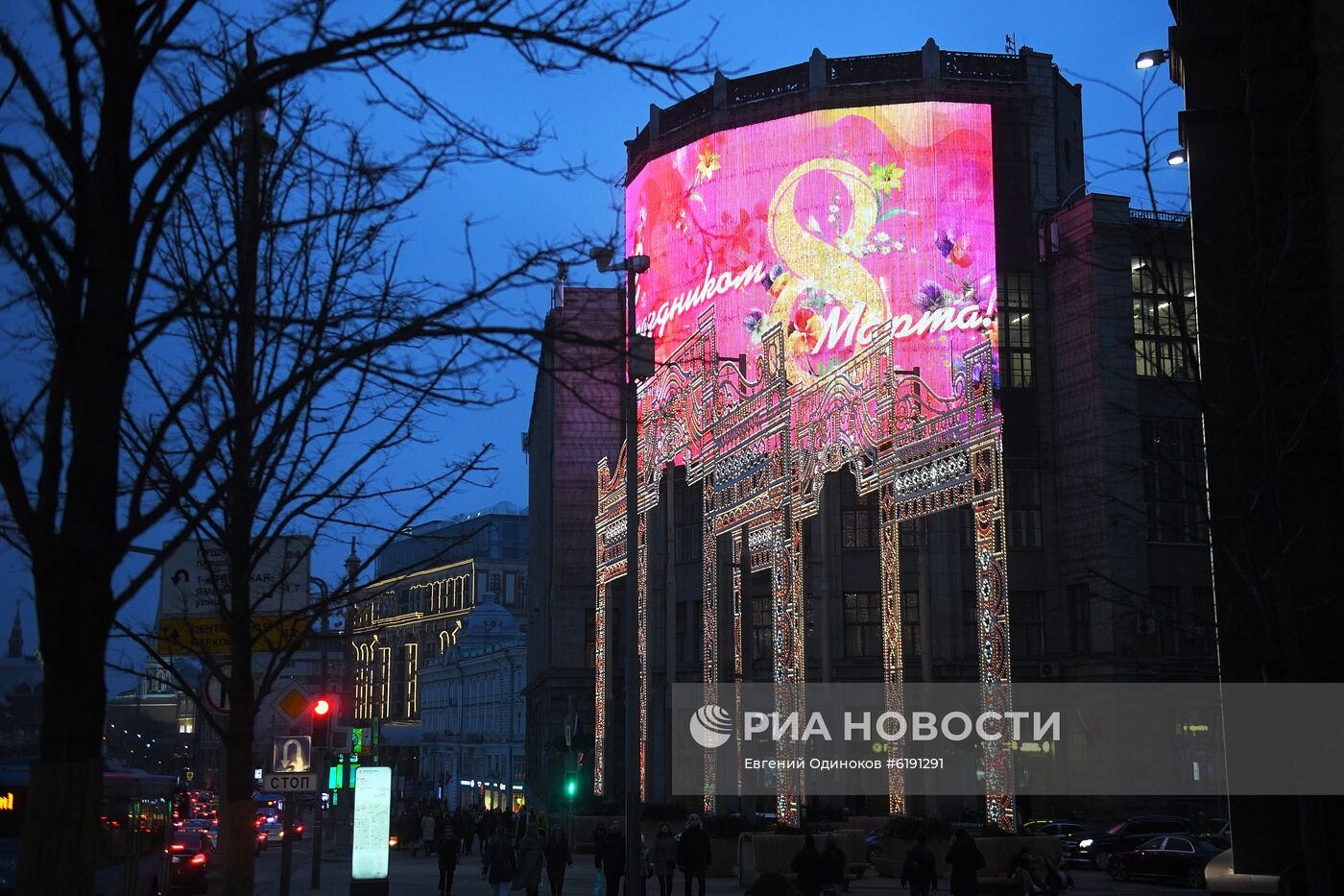 Украшение Москвы к 8 Марта