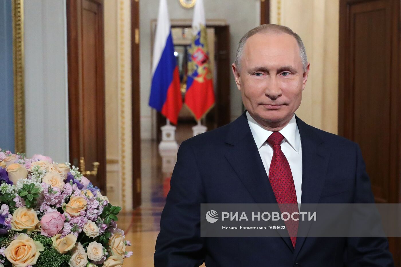 Президент РФ В. Путин поздравил российских женщин с 8 Марта
