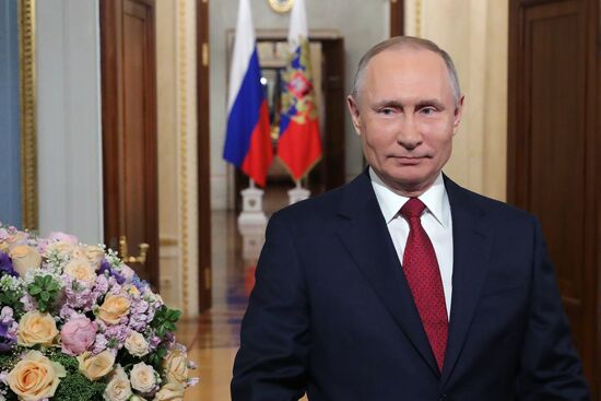 Президент РФ В. Путин поздравил российских женщин с 8 Марта