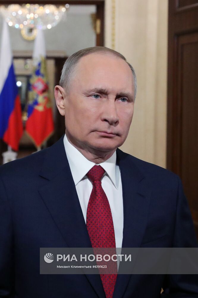 Президент РФ В. Путин поздравил российских женщин с 8 Марта