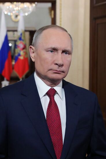 Президент РФ В. Путин поздравил российских женщин с 8 Марта