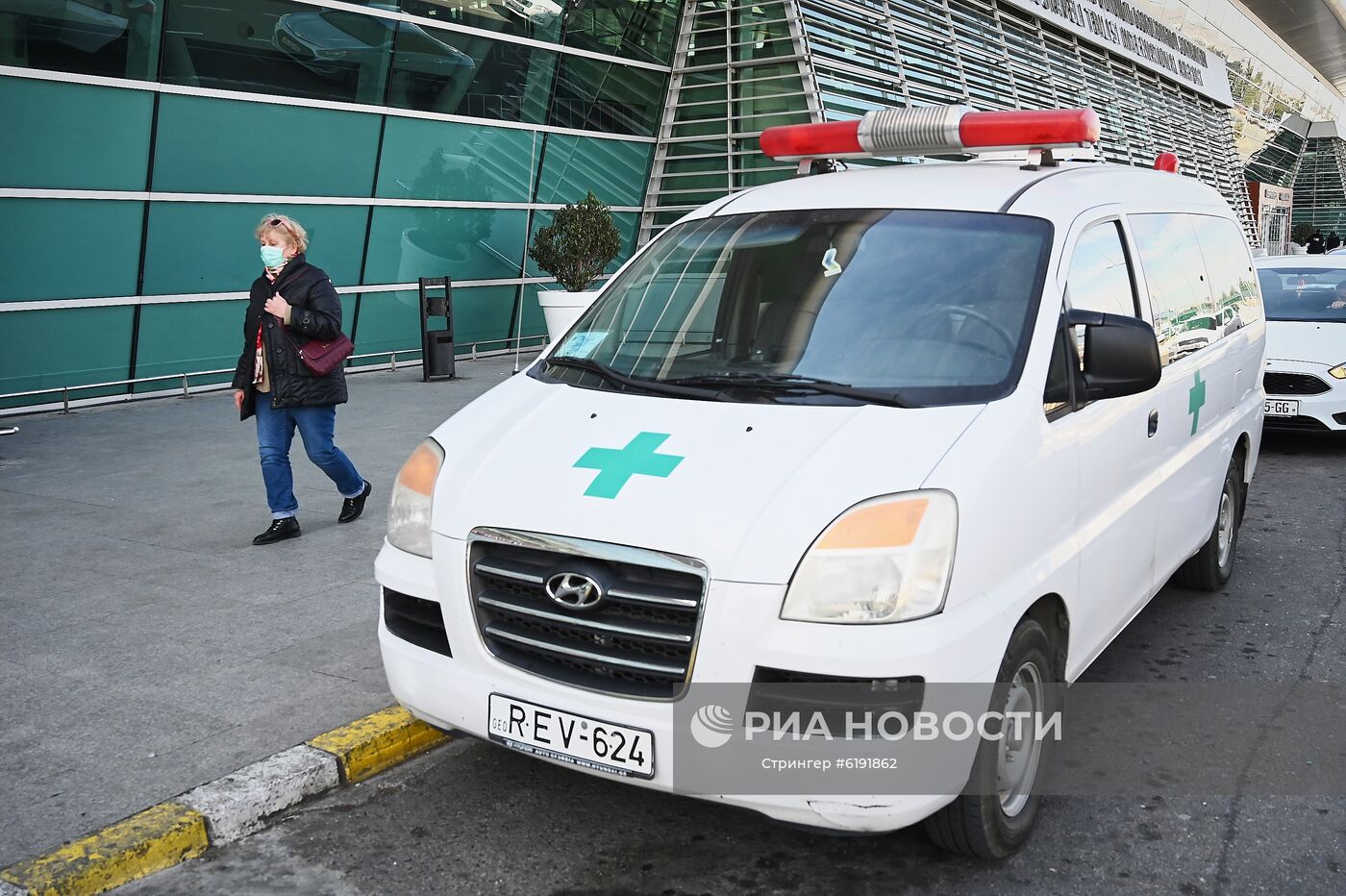 Автомобиль скорой помощи у здания Международного аэропорта Тбилиси имени Шота Руставели. По последним данным, в Грузии зафиксировано 13 случаев заражения коронавирусной инфекцией CОVID-2019. Место: Грузия, Тбилиси. Автор: Стрингер/Sputnik/РИА Новости. Ситуация в Тбилиси в связи с коронавирусом