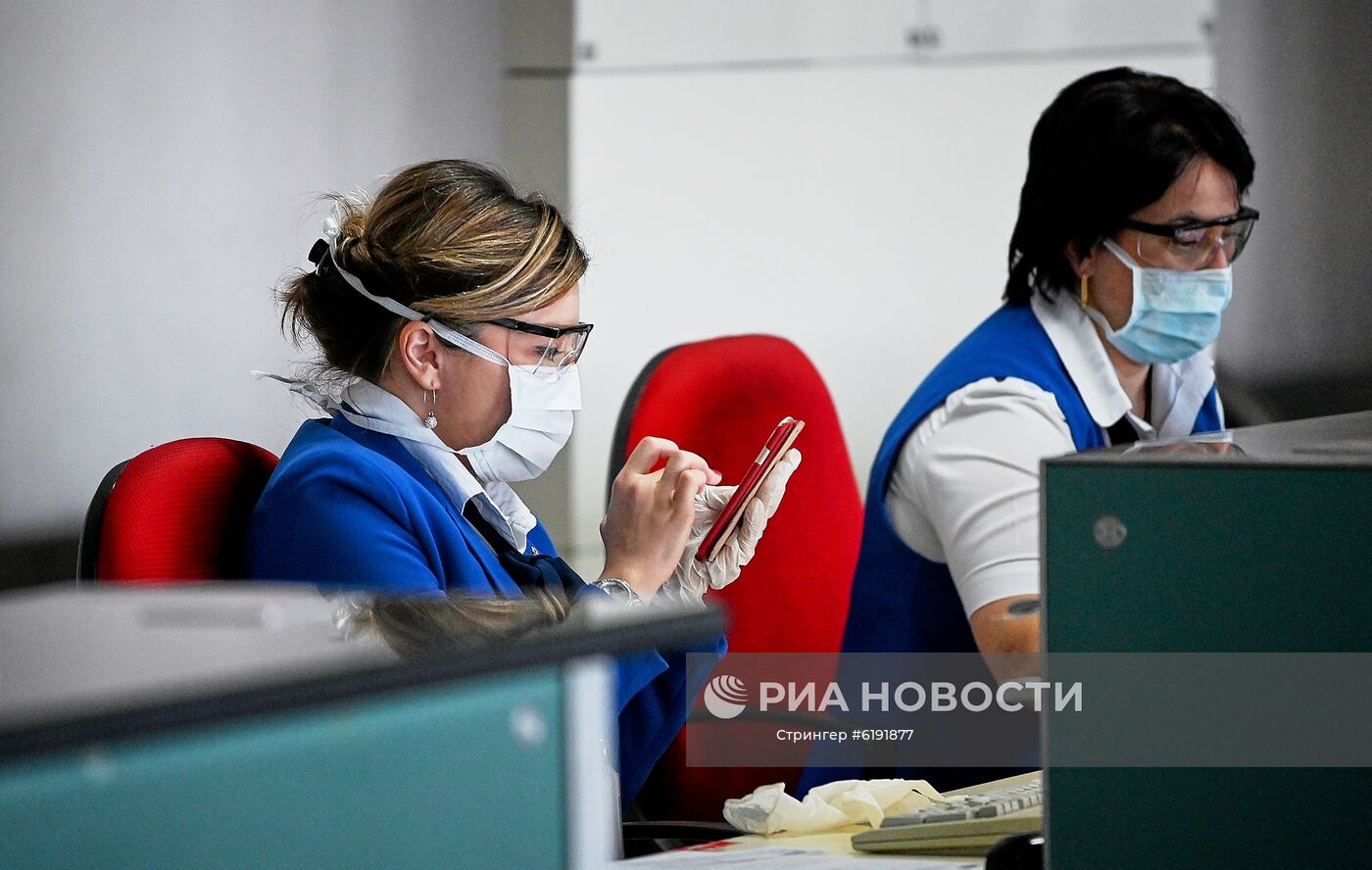 Сотрудники Международного аэропорта Тбилиси имени Шота Руставели в медицинских масках. По последним данным, в Грузии зафиксировано 13 случаев заражения коронавирусной инфекцией CОVID-2019. Место: Грузия, Тбилиси. Автор: Стрингер/Sputnik/РИА Новости. Ситуация в Тбилиси в связи с коронавирусом