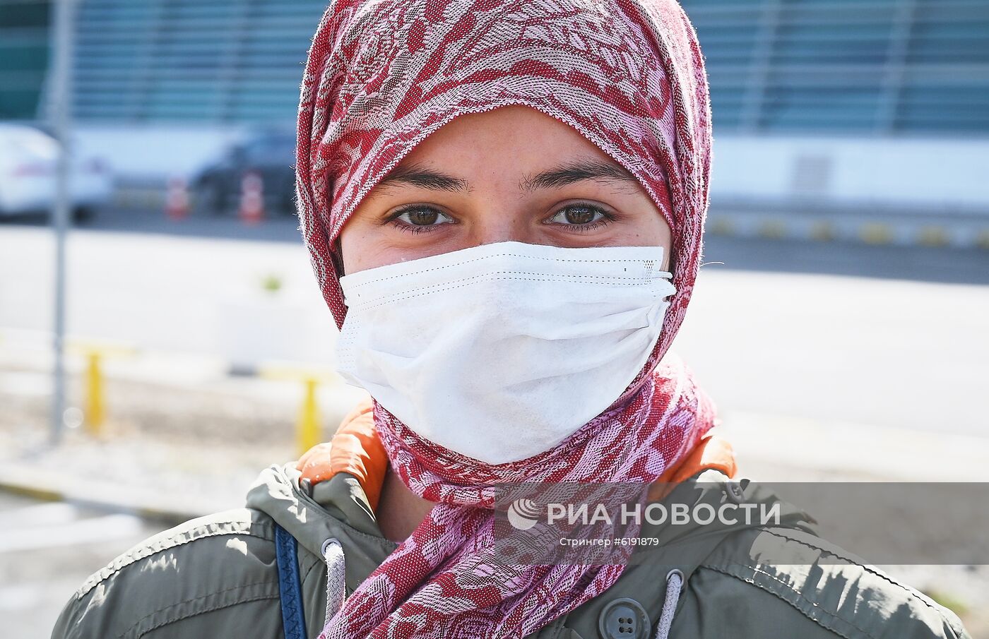 Девушка в медицинской маске вышла из здания Международного аэропорта Тбилиси имени Шота Руставели. По последним данным, в Грузии зафиксировано 13 случаев заражения коронавирусной инфекцией CОVID-2019. Место: Грузия, Тбилиси. Автор: Стрингер/Sputnik/РИА Новости. Ситуация в Тбилиси в связи с коронавирусом