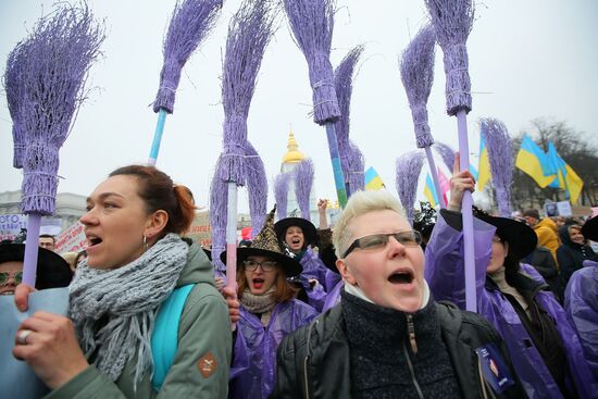 Женский марш в Киеве против насилия