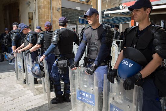 Перекрытие границы между северным и южным Кипром