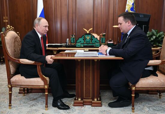 Рабочая встреча президента РФ В. Путина с губернатором Новгородской области А. Никитиным
