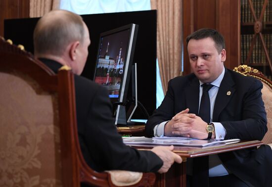 Рабочая встреча президента РФ В. Путина с губернатором Новгородской области А. Никитиным