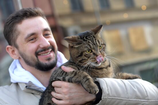 Знаменитый толстый кот Виктор и его хозяин Михаил Галин