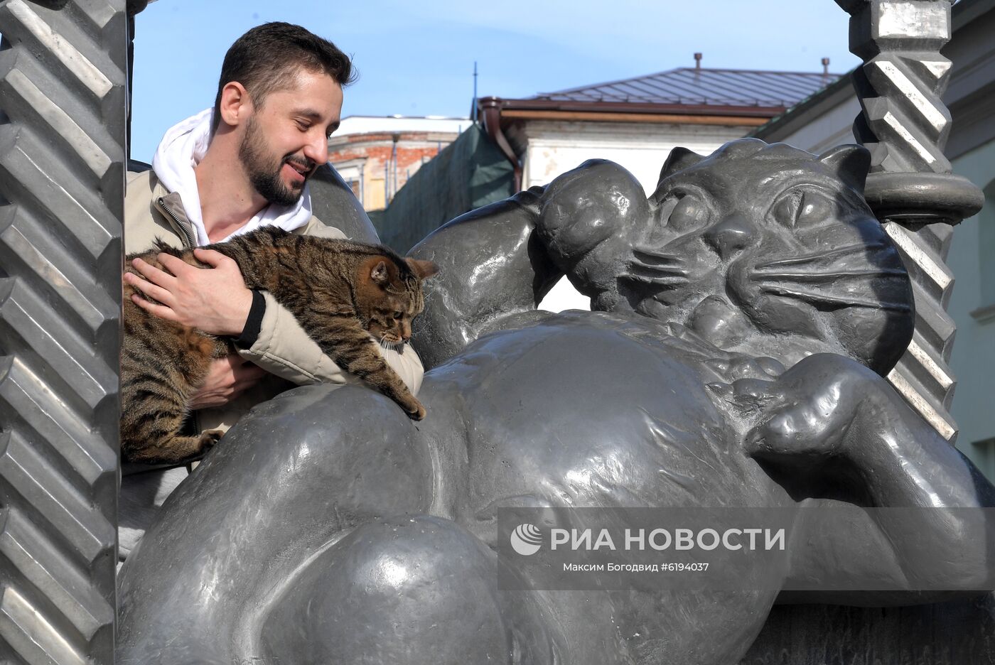 Михаил Галин с котом Виктором, которого не хотели пускать в салон самолета на рейсе "Аэрофлота", посетил Казань. Кот Виктор и его хозяин Михаил Галин прибыли в Казань по приглашению председателя Госкомитета Татарстана по туризму Сергея Иванова. Необычный гость посетит Казанский Кремль и Свияжск. Место: Россия, Республика Татарстан. Автор: Максим Богодвид/РИА Новости. Знаменитый толстый кот Виктор и его хозяин Михаил Галин