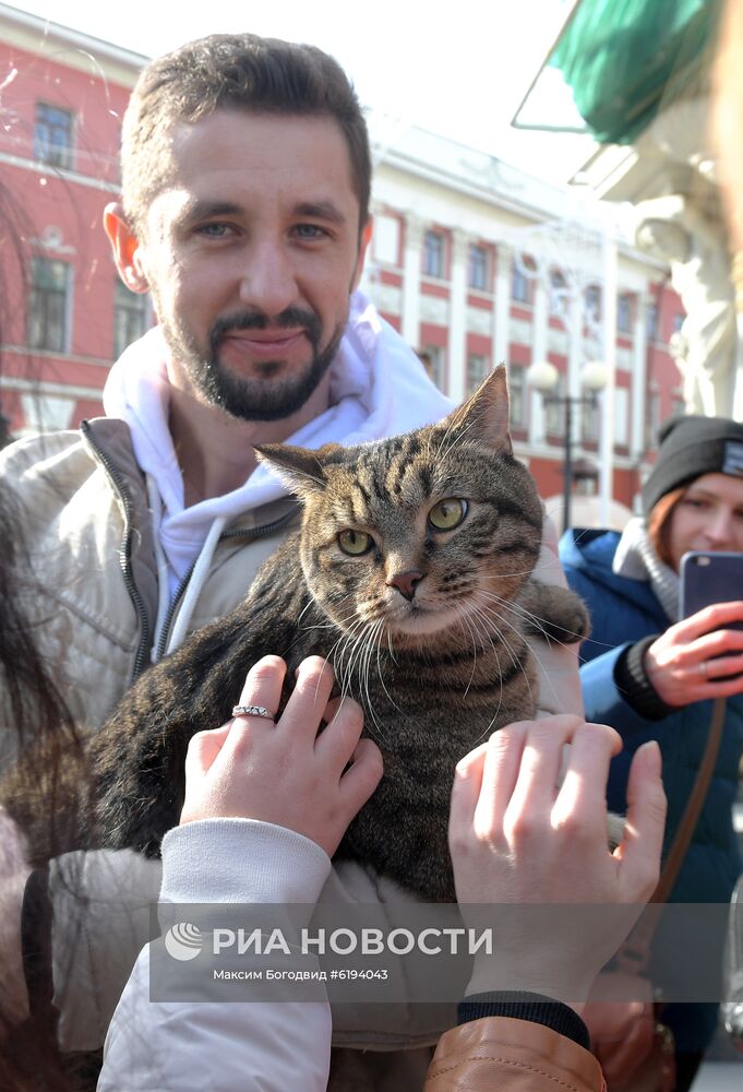 Знаменитый толстый кот Виктор и его хозяин Михаил Галин