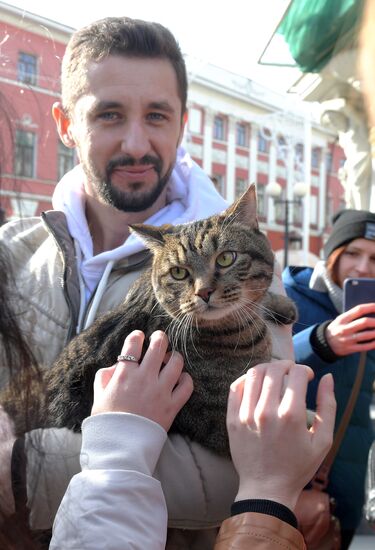 Знаменитый толстый кот Виктор и его хозяин Михаил Галин