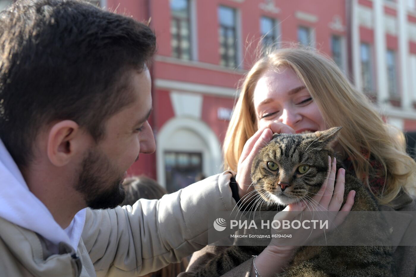 Знаменитый толстый кот Виктор и его хозяин Михаил Галин