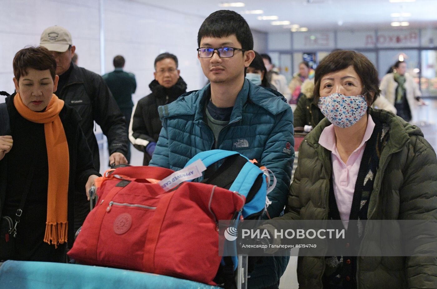 Пассажиры в аэропорту Пулково