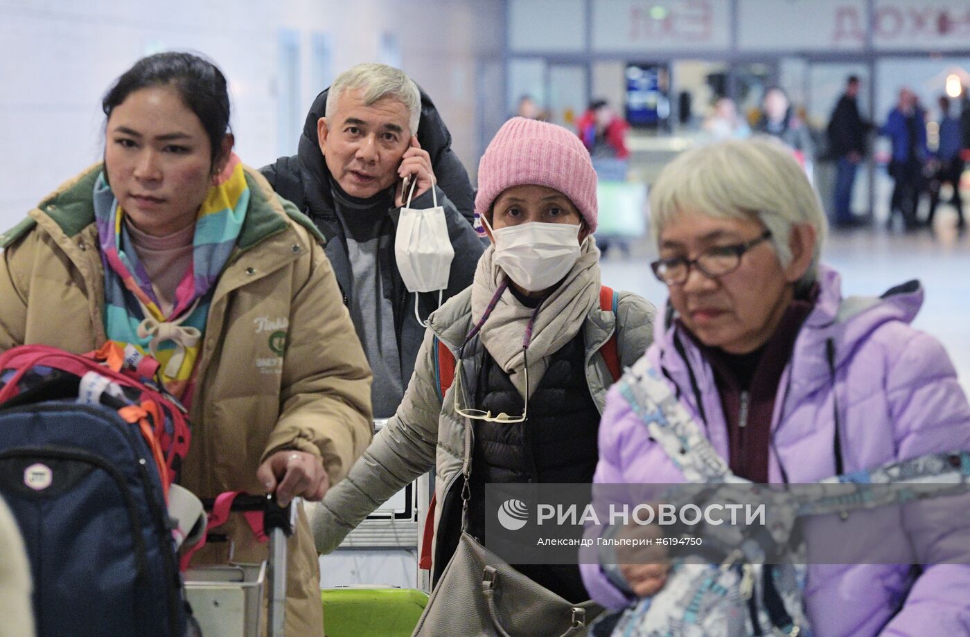 Пассажиры в аэропорту Пулково
