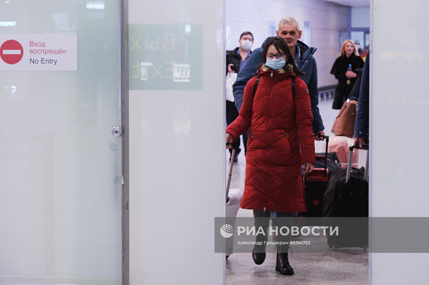 Пассажиры в аэропорту Пулково