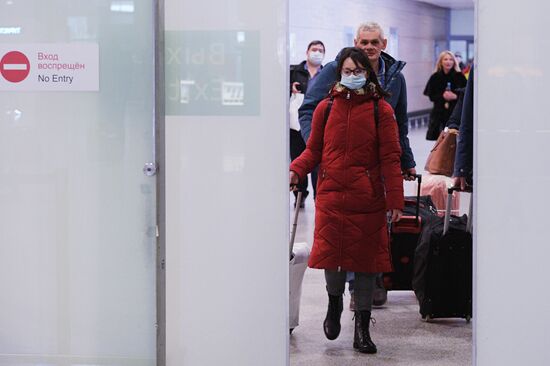 Пассажиры в аэропорту Пулково