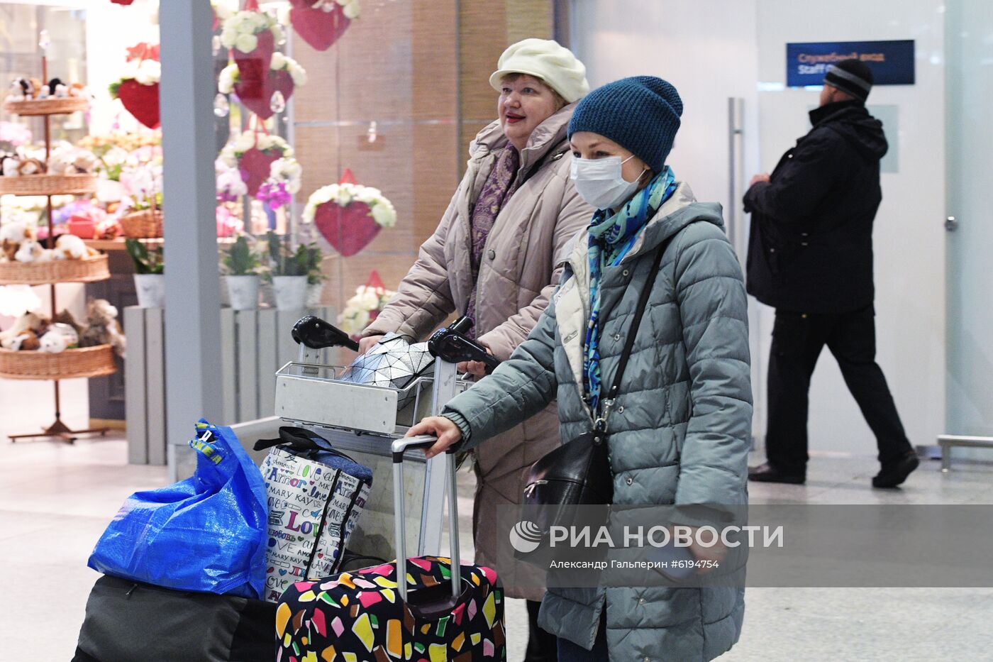 Пассажиры в аэропорту Пулково