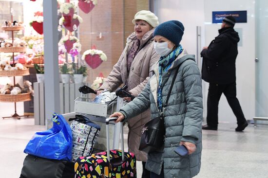 Пассажиры в аэропорту Пулково