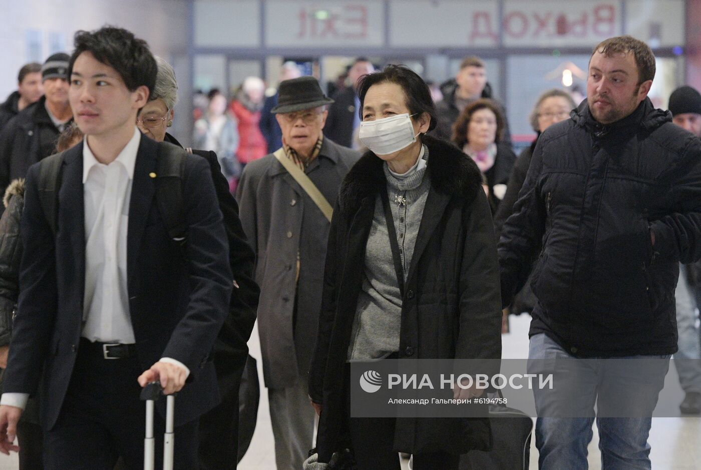 Пассажиры в аэропорту Пулково