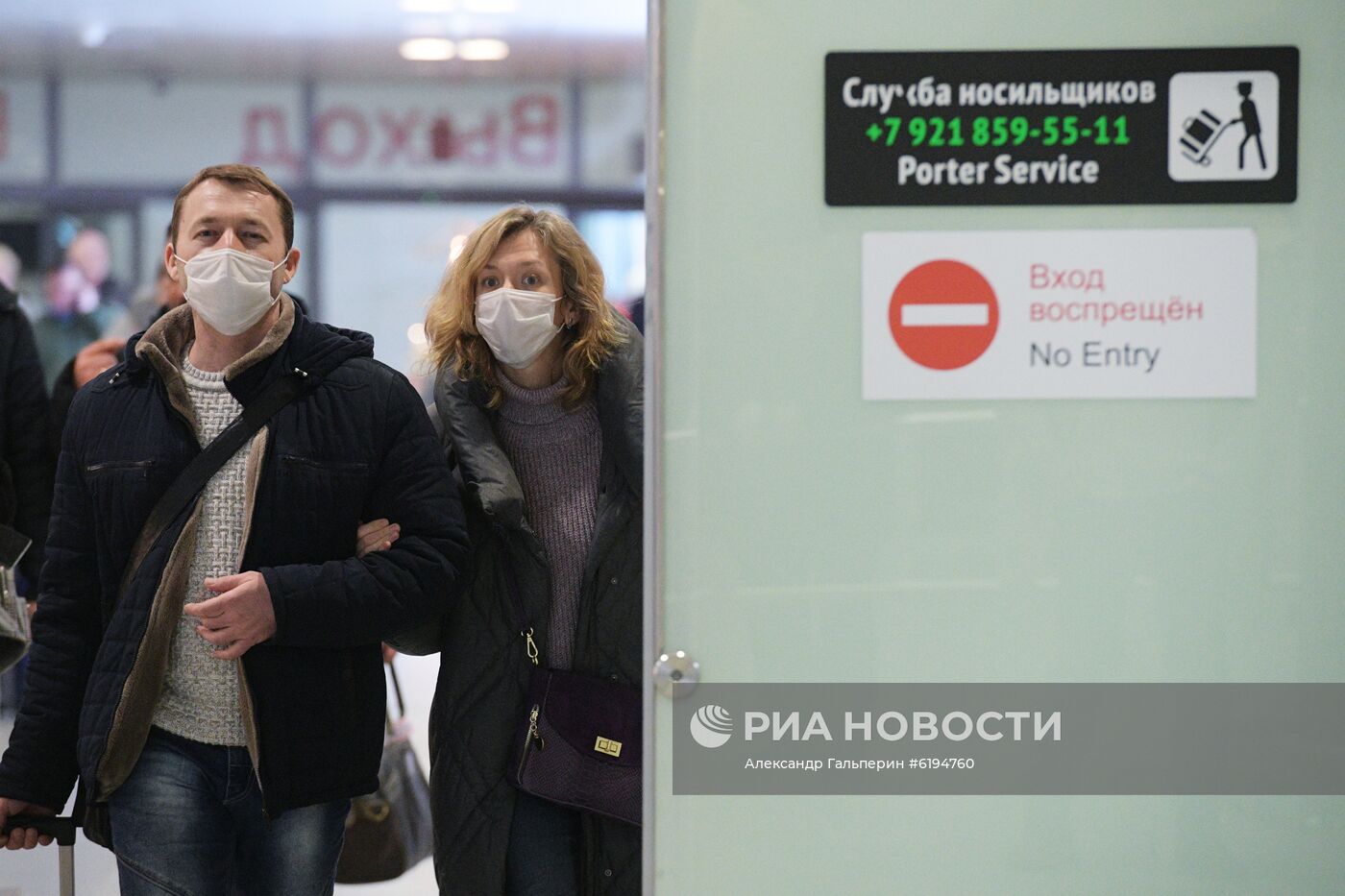Пассажиры в аэропорту Пулково