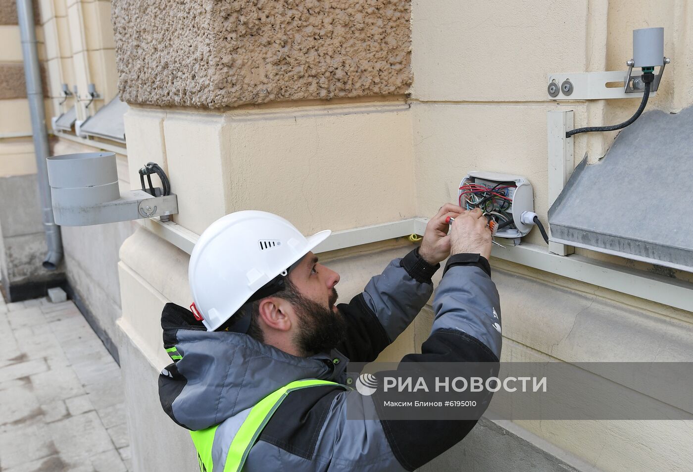 Установка подсветки на Кафедральном соборе Святых Петра и Павла