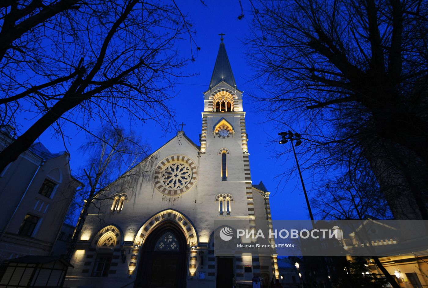 Установка подсветки на Кафедральном соборе Святых Петра и Павла