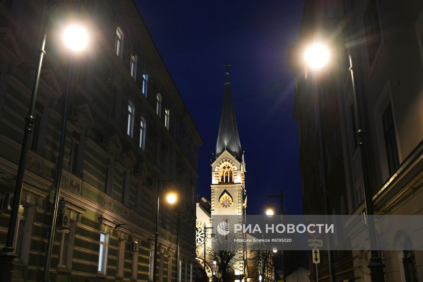 Установка подсветки на Кафедральном соборе Святых Петра и Павла