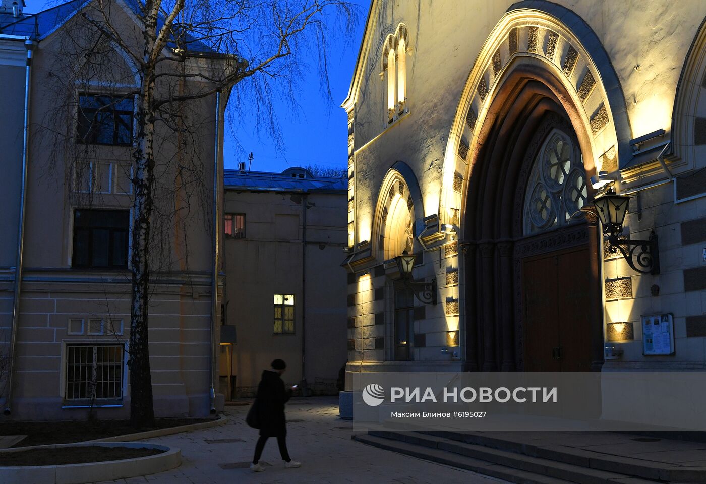 Установка подсветки на Кафедральном соборе Святых Петра и Павла